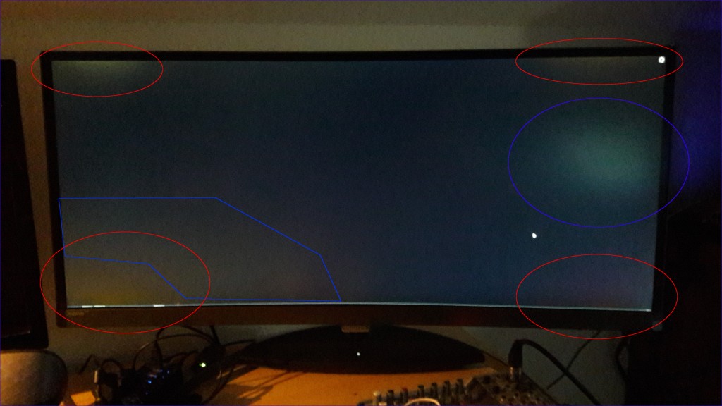 Sie roten Kreise markieren die Lichthöfe. Die blauen Felder sind durch die Zimmerbeleuchtung entstanden.